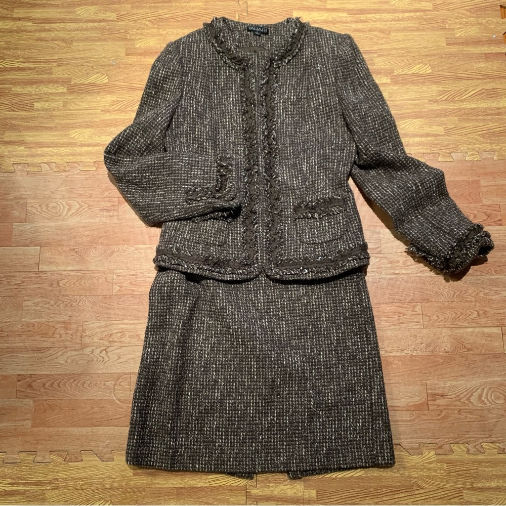 TAHARI Tweed/Boucle 2 pc skirt Suit Brown size 8